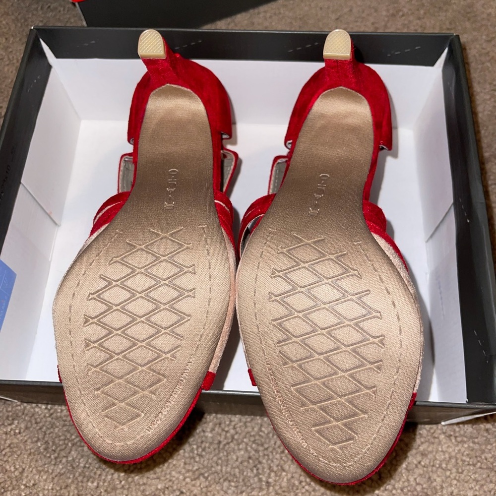 New.Never used.Mid heel 3